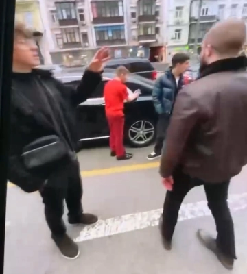 Юнаки у Києві розкидали гроші та зупинили рух на дорозі, щоби покурити. Тепер шкодуватимуть (ФОТО)