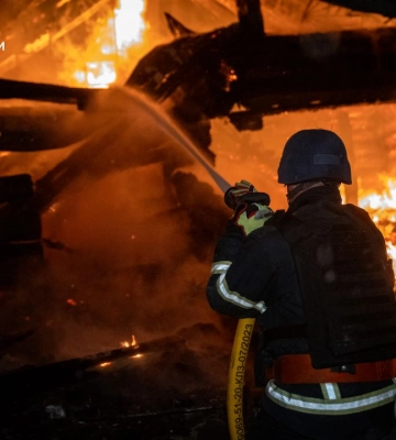 У Сумах внаслідок влучання БпЛА виникла пожежа та пошкоджена лазня