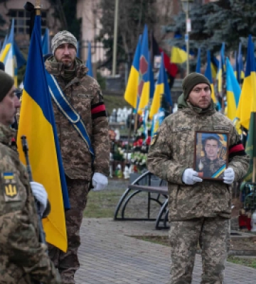 В Ужгороді сьогодні попрощалися із 46-річним захисником, солдатом Сергієм Подвичем