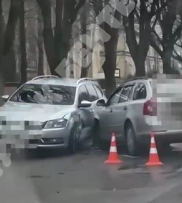 Зіткнулися три автівки: у Луцьку на Стрілецькій трапилася ДТП