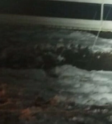 Вночі на Львівщині рятувальники визволили автомобіль швидкої зі снігової пастки