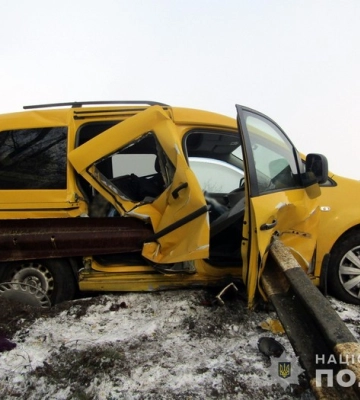 На Житомирщині в ДТП травмовано водійку легковика, який «надівся» на відбійник 