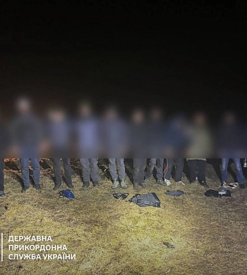 На Одещині прикордонники зупинили авто, в якому 11 чоловіків намагались незаконно потрапити до Молдови