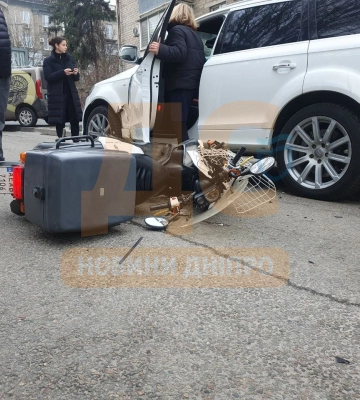 Автівки об&#039;їжджають тротуаром: у Дніпрі ДТП за участю кур&#039;єра спровокувала ДТП