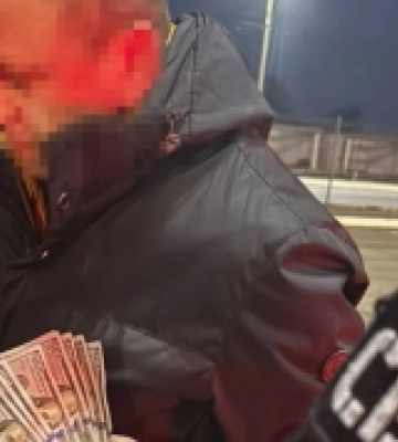 2500 доларів за безперешкодне перевезення автозапчастин: посадовця Одеської митниці викрили на корупції