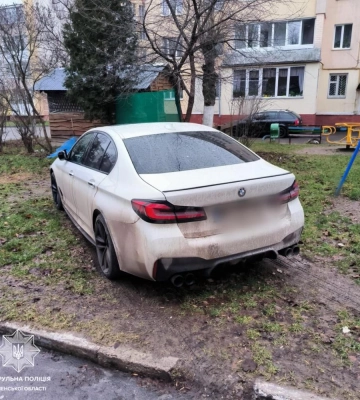 У Рівному водія оштрафували за паркування авто на дитячому майданчику