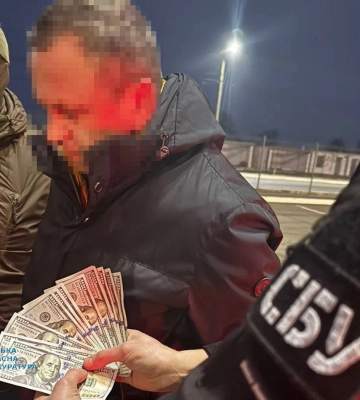 2500 доларів за безперешкодне перевезення автозапчастин: посадовця Одеської митниці викрили на корупції