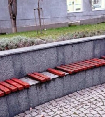 Вандали пошкодили лавки в парку Будапешт: міський голова Берегова закликає до допомоги