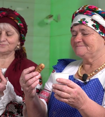Як на Рівненщині готують грубі мамині коржі (ВІДЕО)