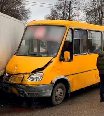 У Кропивницькому зіткнулися вантажівка та маршрутка
