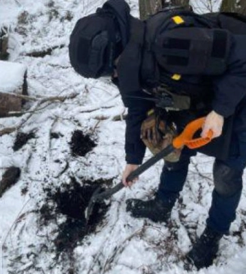 На Житомирщині сапери ДСНС знищили артснаряд, який знайшли діти