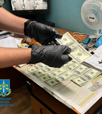 Прокуратура: У Києві працівниця кладовища просила 1000 доларів за похорони