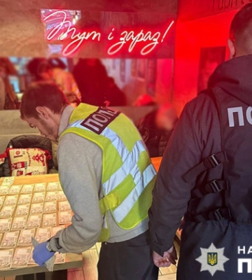 У Києві керівник КП запросив 40 тисяч за дозвіл зняти рекламу на Контрактовій, а тепер може потрапити за ґрати на 10 років