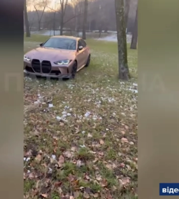 В Киеве нашли и оштрафовали водителя автомобиля BMW, который припарковался на газоне