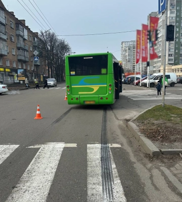 У Черкасах внаслідок ДТП за участю легковика та маршрутки, постраждала 58-річна жінка