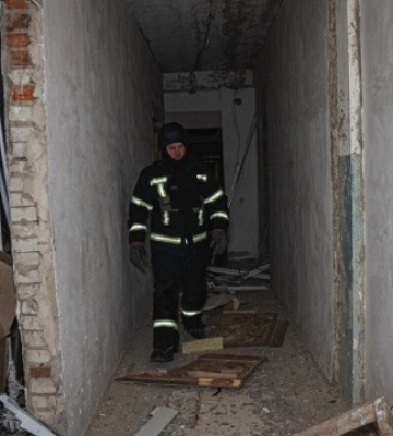 Рятувальники показали кадри з місця ворожого удару по об’єкту інфраструктури в Сумах