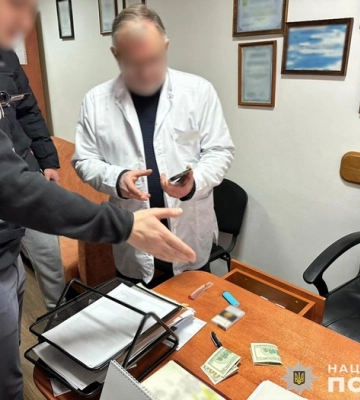 На Чернігівщині затримали на хабарі посадовця лікарні, який організував схему ухилення від військової служби