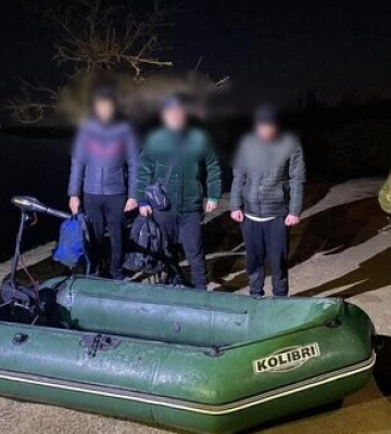 Прикордонники затримали росіянина, який переправляв на човні двох ухилнятів до Молдови. ФОТО
