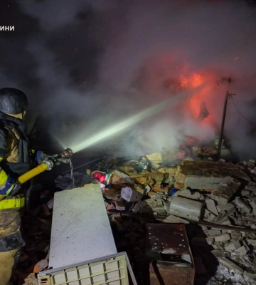 На Конотопщині, ліквідовуючи пожежу, спричинену ворожою атакою, рятувальники потрапили під повторний удар (відео)