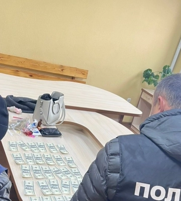На Сумщині правоохоронці затримали працівницю ТЦК та СП під час отримання хабаря