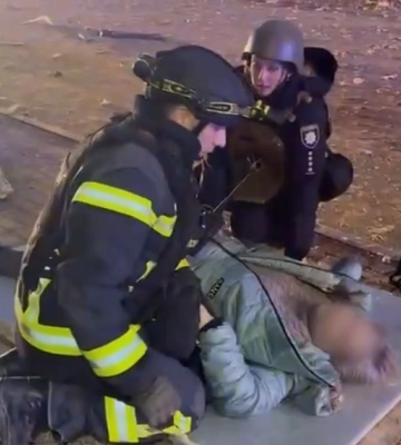 Парамедики поліції врятували п'ятьох людей після удару РФ по Запоріжжю
