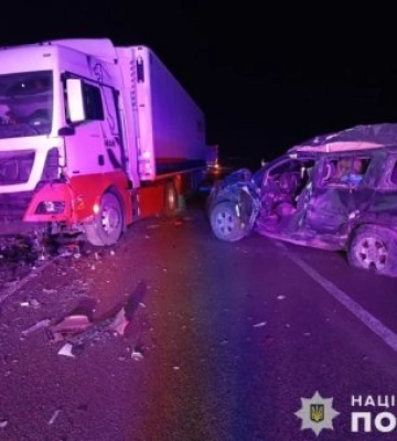 На Львівщині фура внаслідок ДТП фактично знищила Nissan, двоє людей у лікарні. ФОТО