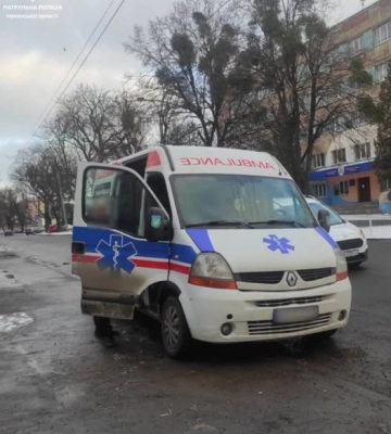 В Рівному водій припаркував авто на дитмайданчику