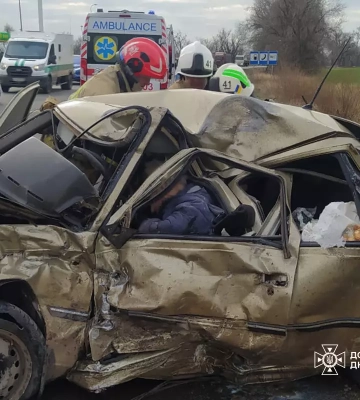 Смертельна аварія на трасі біля Софіївки: зіштовхнулися легковик та фура