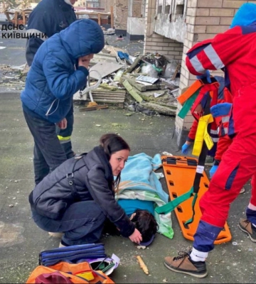 В пригороде Киева женщина выпала из окна четвертого этажа многоквартирного дома