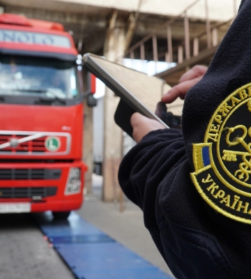 Транспортний на пасажирський потік у зоні діяльності Закарпатської митниці за 2024 рік