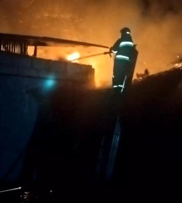 На Конотопщині, ліквідовуючи пожежу, спричинену ворожою атакою, рятувальники потрапили під повторний удар (відео)