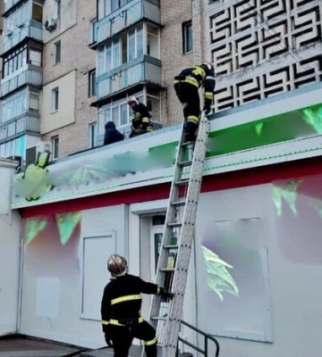 На Київщині жінка випала з 4-го поверху на дах аптеки