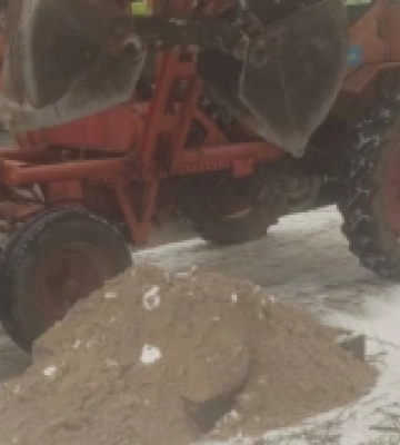 На вулицях Острога комунальники поповнили запаси піщано-сольової суміші