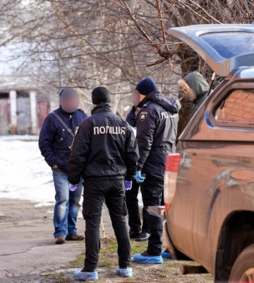 Закривавлене тіло знайшли у дворі: у Рівному вбили чоловіка