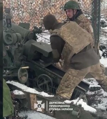Одним влучним пострілом з артилерії Сили оборони знищили ворожу бронемашину на Сумському напрямку. ВIДЕО