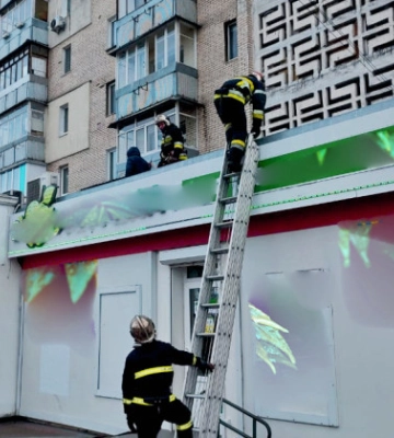 В Ирпене на Киевщине женщина выпала из окна дома на аптеку