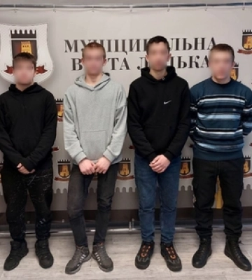 Луцькі муніципали вигадали покарання для підлітків, які вкрали камеру на зупинці