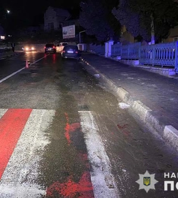 У Бучачі, що на Тернопільщині, жінка за кермом легковика збила пішохідку на переході, - поліція