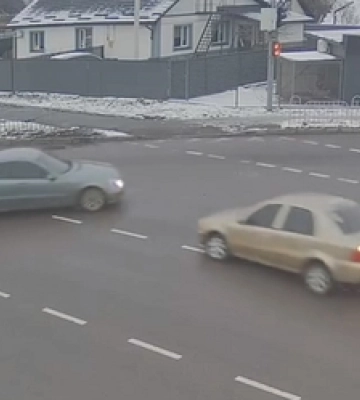 У Луцьку на перехресті зіткнулися Mercedes та Geely (відео)