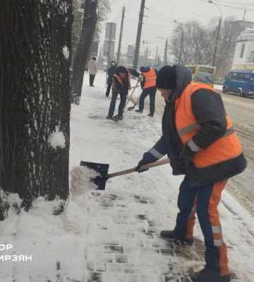 Рівне розчищають від снігу