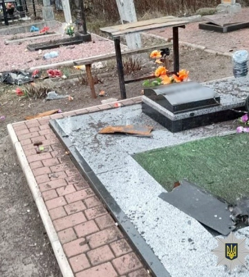 Через падіння ворожого дрона в Полтавській області пошкоджено п'ять могил на цвинтарі