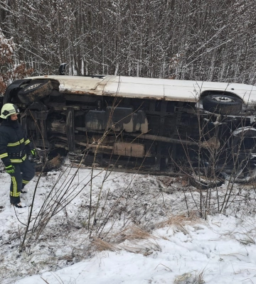 У Луцькому районі водій буса не впорався з кермуванням та злетів у кювет
