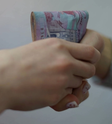У Франківську посадовця викрили на розкраданні 600 тисяч гривень при облаштуванні зупинок