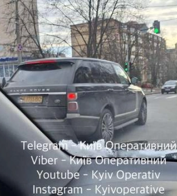 В Києві помітили дорогий Range Rover з номерами таксі