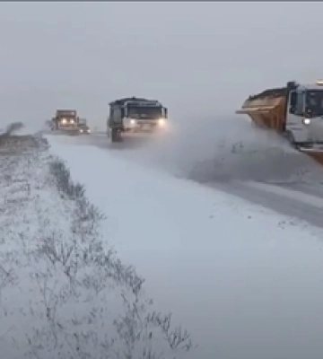 Автошляхи Волині чистить понад 40 одиниць снігоприбиральної спецтехніки (Відео)