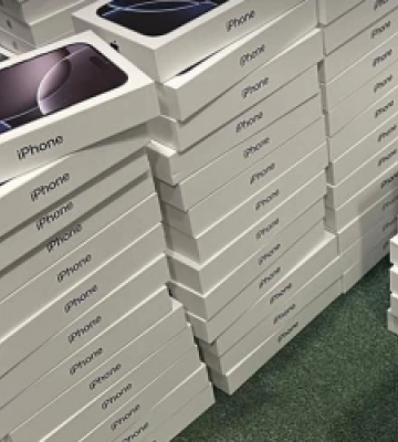 Контрабанда iPhone: БЕБ Львівщини вилучило партію телефонів на 20 млн грн