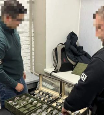 У Ягодині під одним із пасажирських місць автобуса виявили схованку з контрабандою