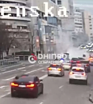 У центрі Дніпра посеред вулиці спалахнув легковик: відео моменту