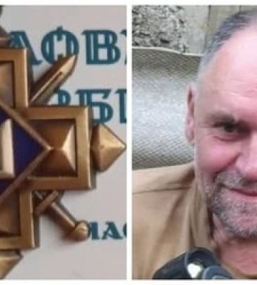Сирський нагородив «Золотим хрестом» солдата з Волині 