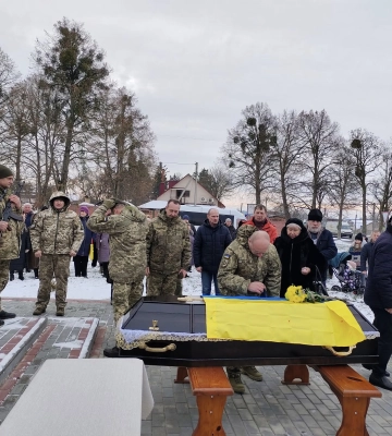 Життя обірвалося у військовій частині: на Волині в останню путь воїна Олега Симоновича